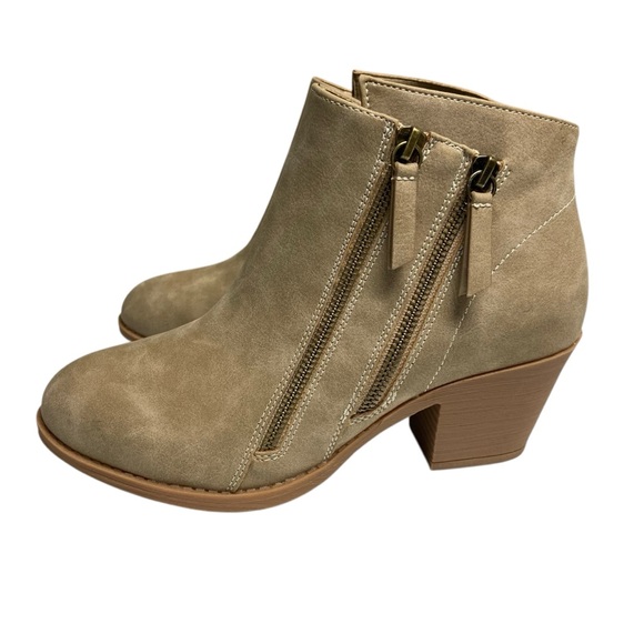 MUK LUKS Yellowstone Yardley Boot Taupe Booties - Picture 1 of 16